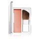 Clinique Blushing Blush Colorete fresco y natural con brocha angulada para definir tus mejillas ofrece larga duración